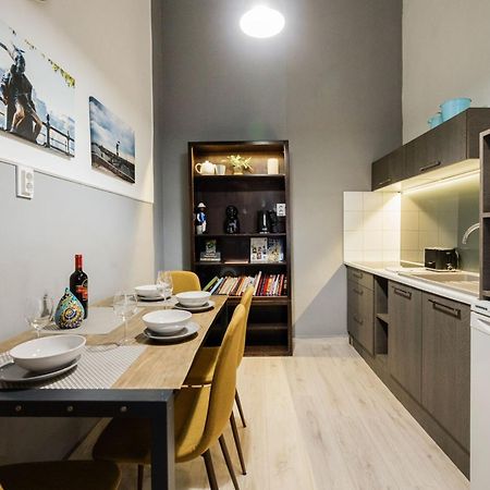 Urban Tranquillity By The Main Shopping Street Apartment Budapest Ngoại thất bức ảnh