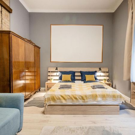 Urban Tranquillity By The Main Shopping Street Apartment Budapest Ngoại thất bức ảnh