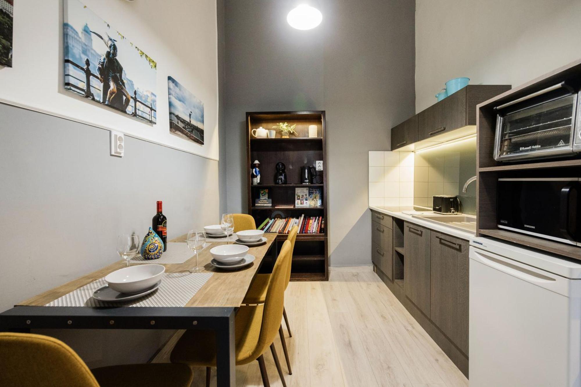 Urban Tranquillity By The Main Shopping Street Apartment Budapest Ngoại thất bức ảnh