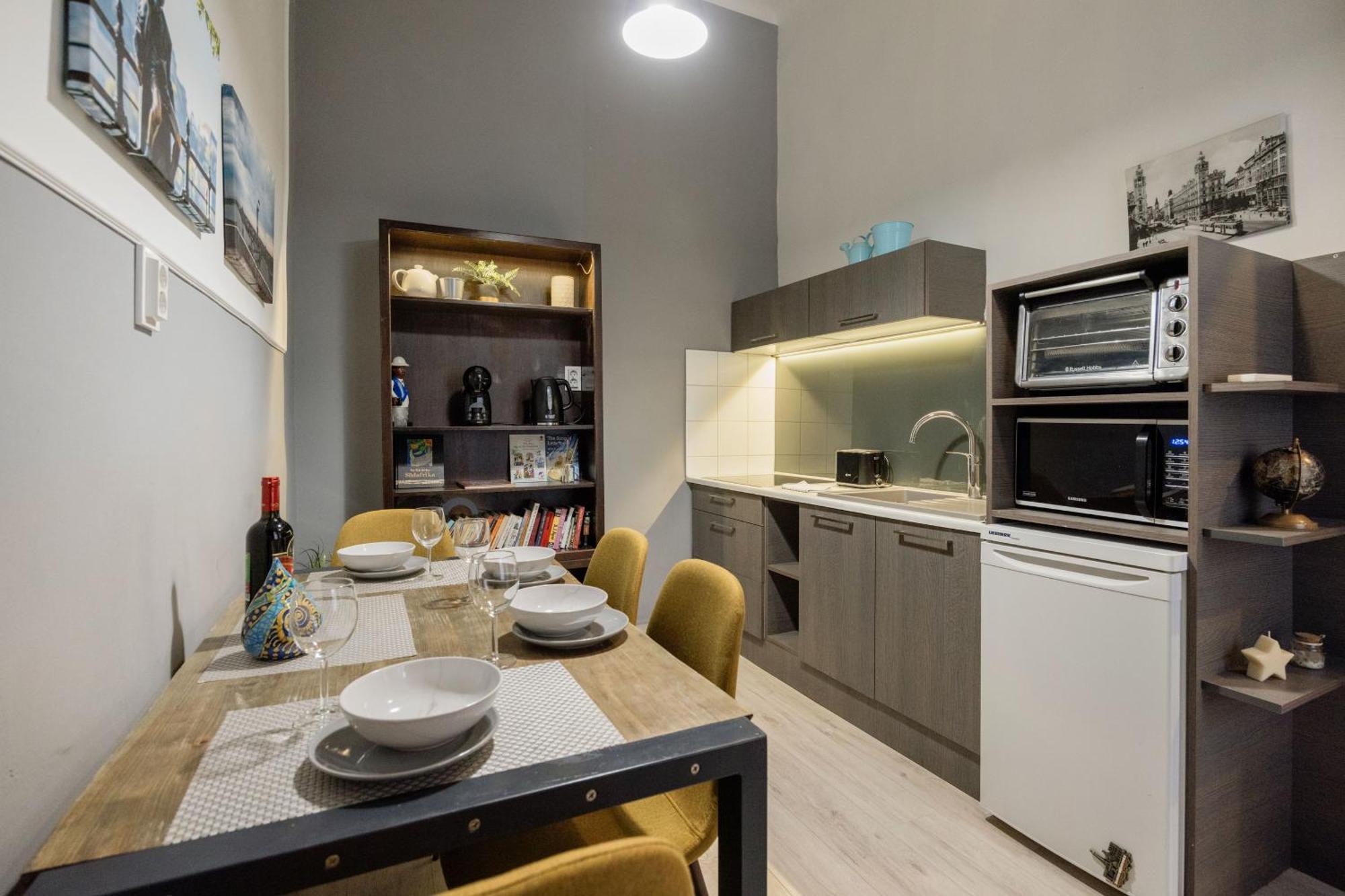 Urban Tranquillity By The Main Shopping Street Apartment Budapest Ngoại thất bức ảnh