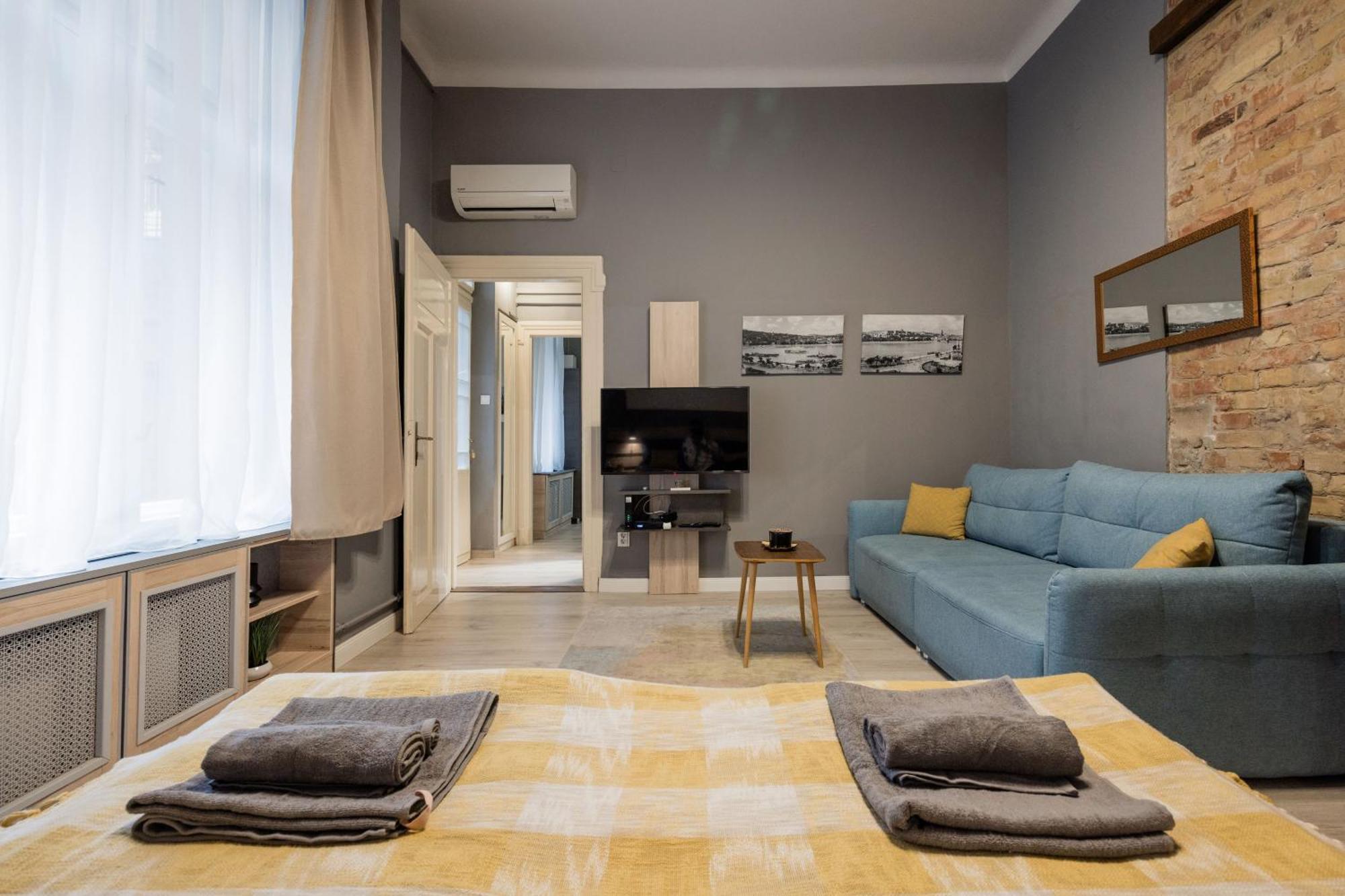 Urban Tranquillity By The Main Shopping Street Apartment Budapest Ngoại thất bức ảnh