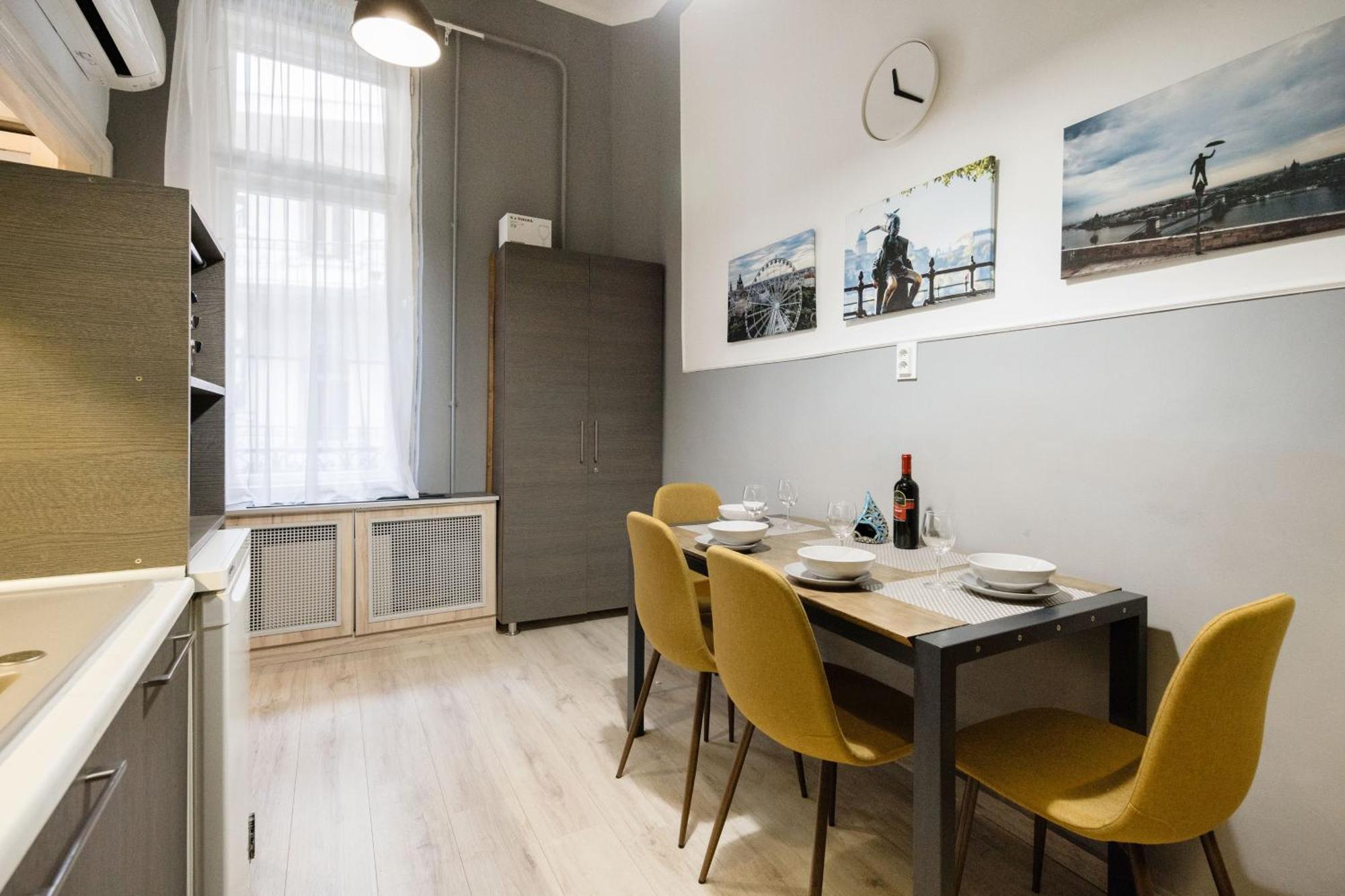 Urban Tranquillity By The Main Shopping Street Apartment Budapest Ngoại thất bức ảnh