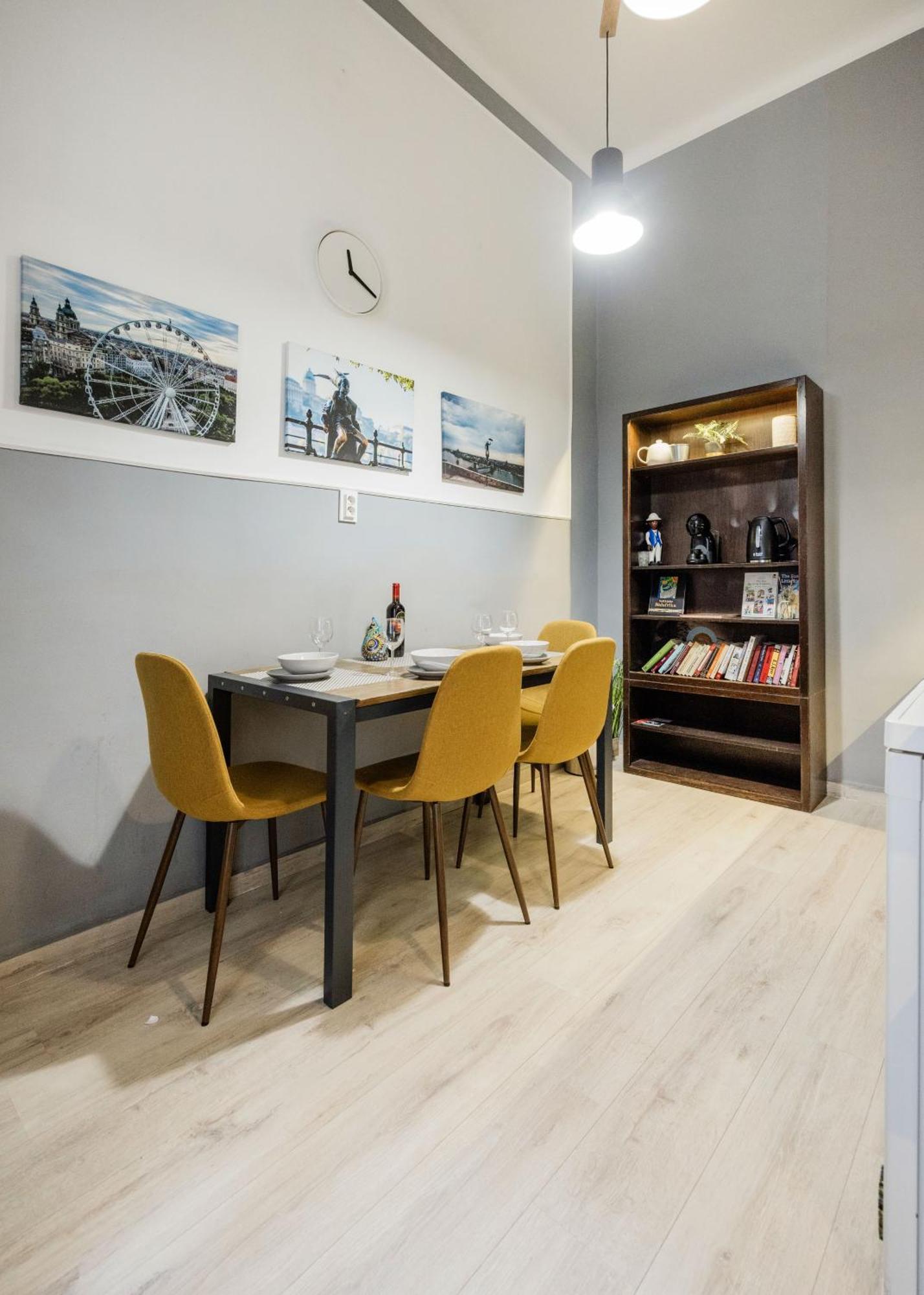 Urban Tranquillity By The Main Shopping Street Apartment Budapest Ngoại thất bức ảnh