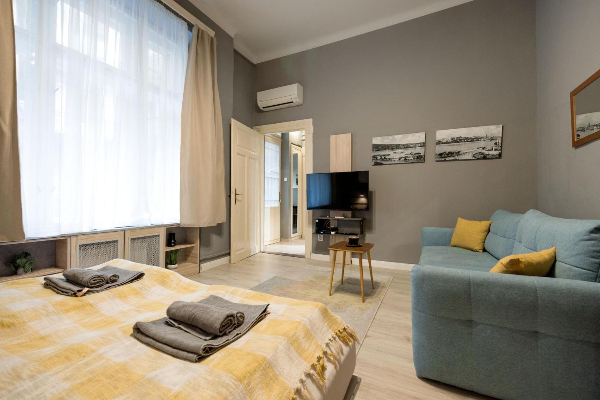 Urban Tranquillity By The Main Shopping Street Apartment Budapest Ngoại thất bức ảnh