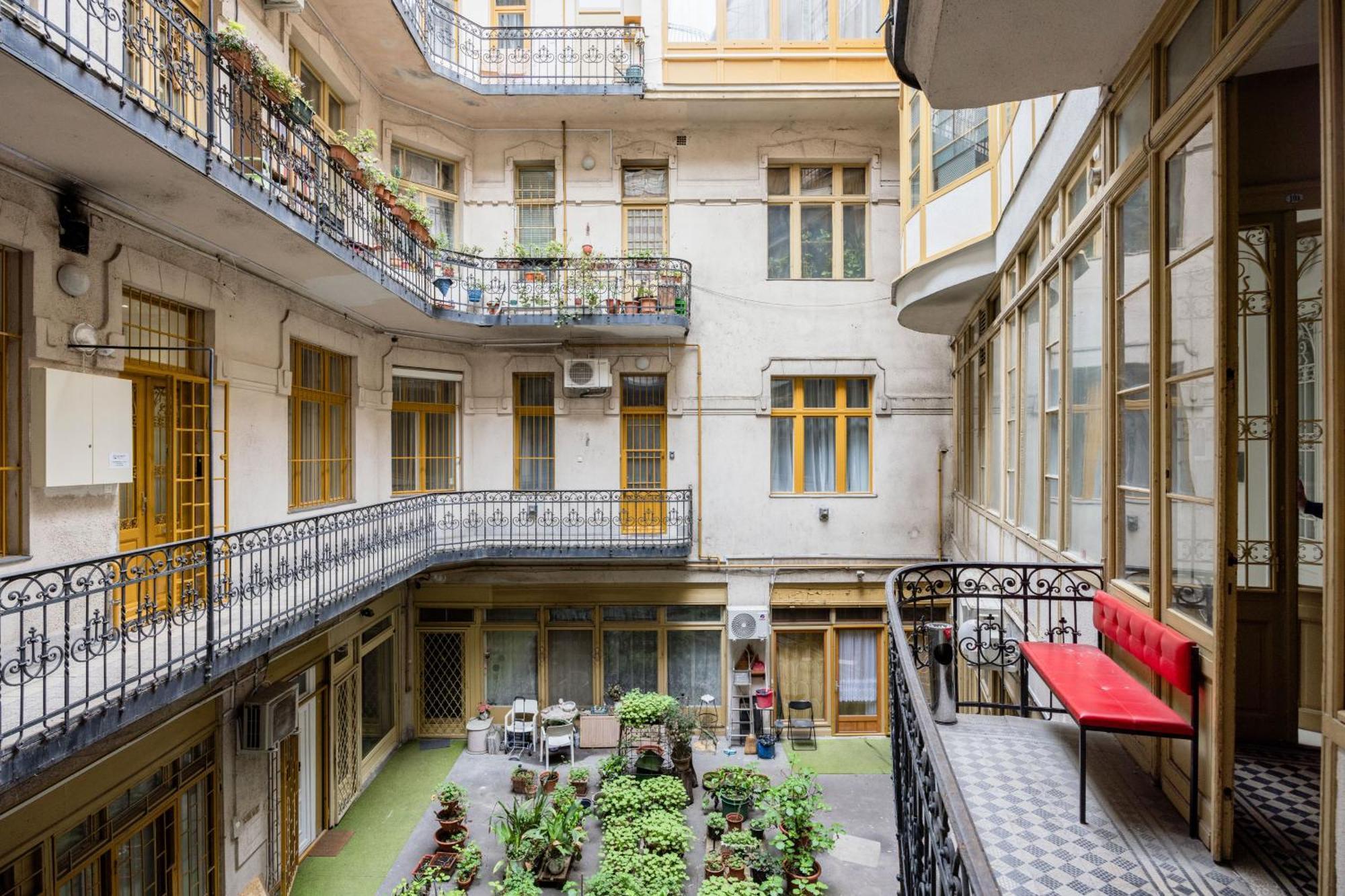 Urban Tranquillity By The Main Shopping Street Apartment Budapest Ngoại thất bức ảnh